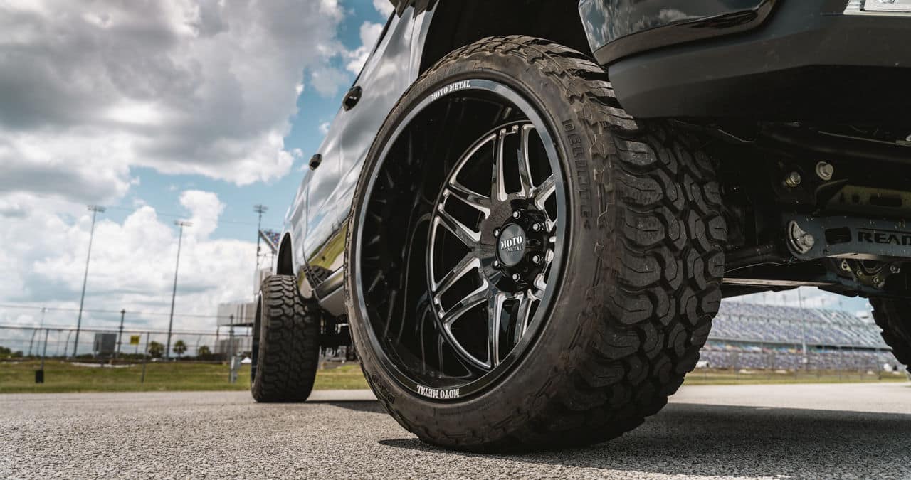 moto metal-mo992-folsom-gloss black milled-24x14-2020 chevrolet silverado 14