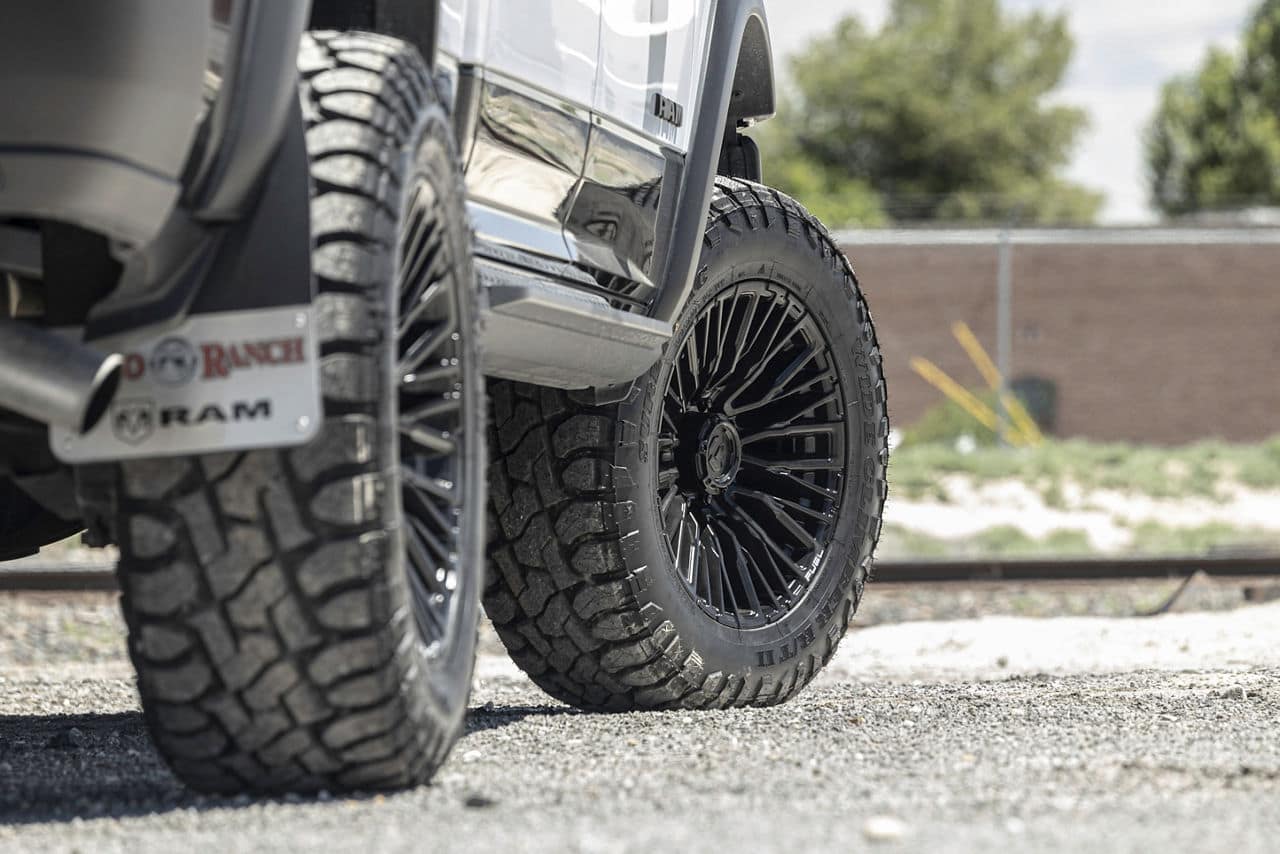 fuel off-road-rebar 8 d847-20x10-blackout-2021 ram 1500 3 (1)