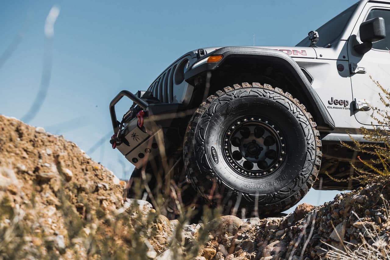 kmc-km550-riot sbl-anthracite with satin black lip-17x9-2021 jeep gladiator 50