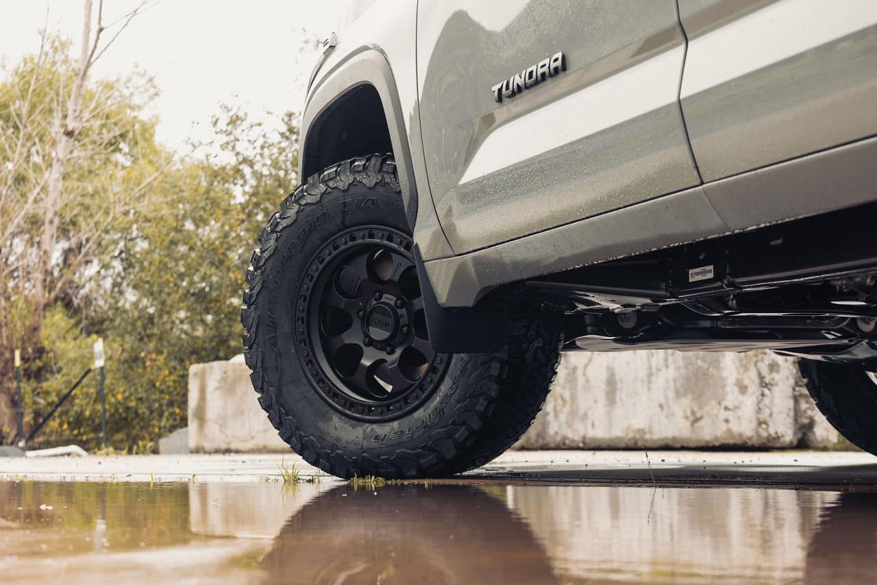 kmc-km550-riot sbl-satin black-18x9-2022 toyota tundra 29