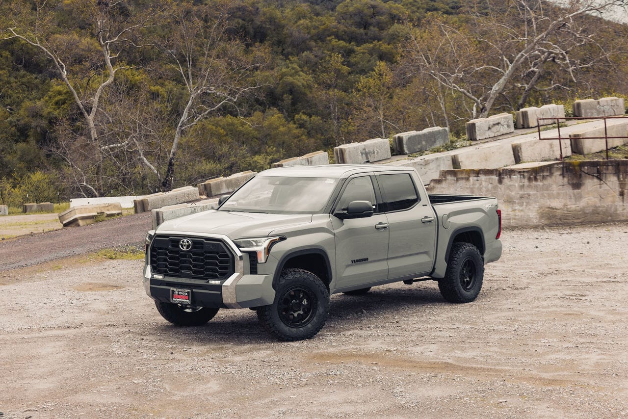 kmc-km550-riot sbl-satin black-18x9-2022 toyota tundra 51