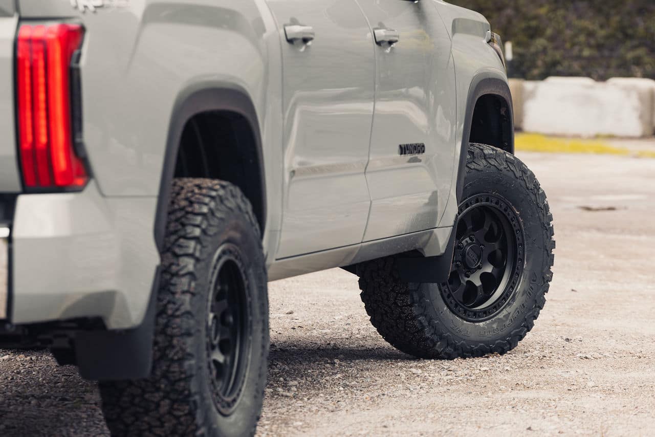 kmc-km550-riot sbl-satin black-18x9-2022 toyota tundra 54