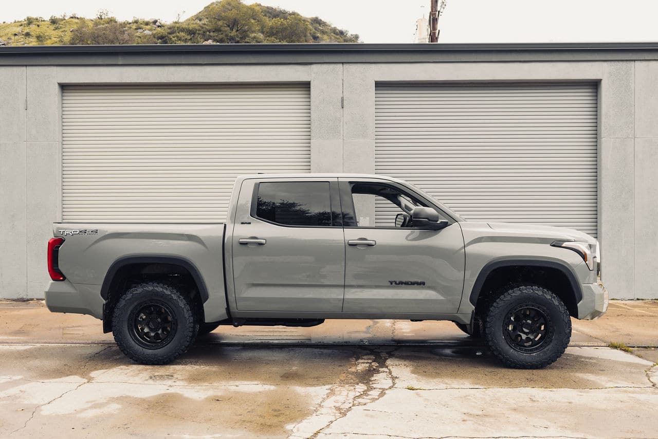 kmc-km550-riot sbl-satin black-18x9-2022 toyota tundra 62