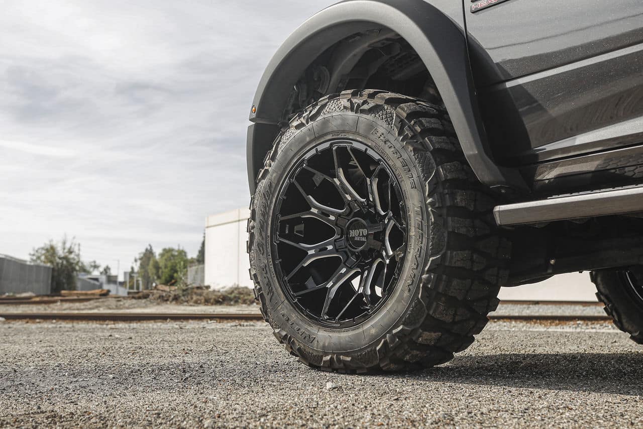 moto metal-mo808-sniper-gloss black milled-22x12-2020 dodge ram 6