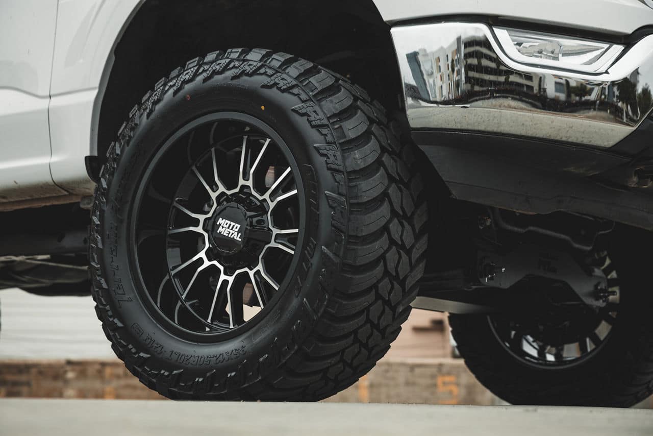 moto metal-mo810-legacy-gloss black machined-20x10-2020 ford f150 3
