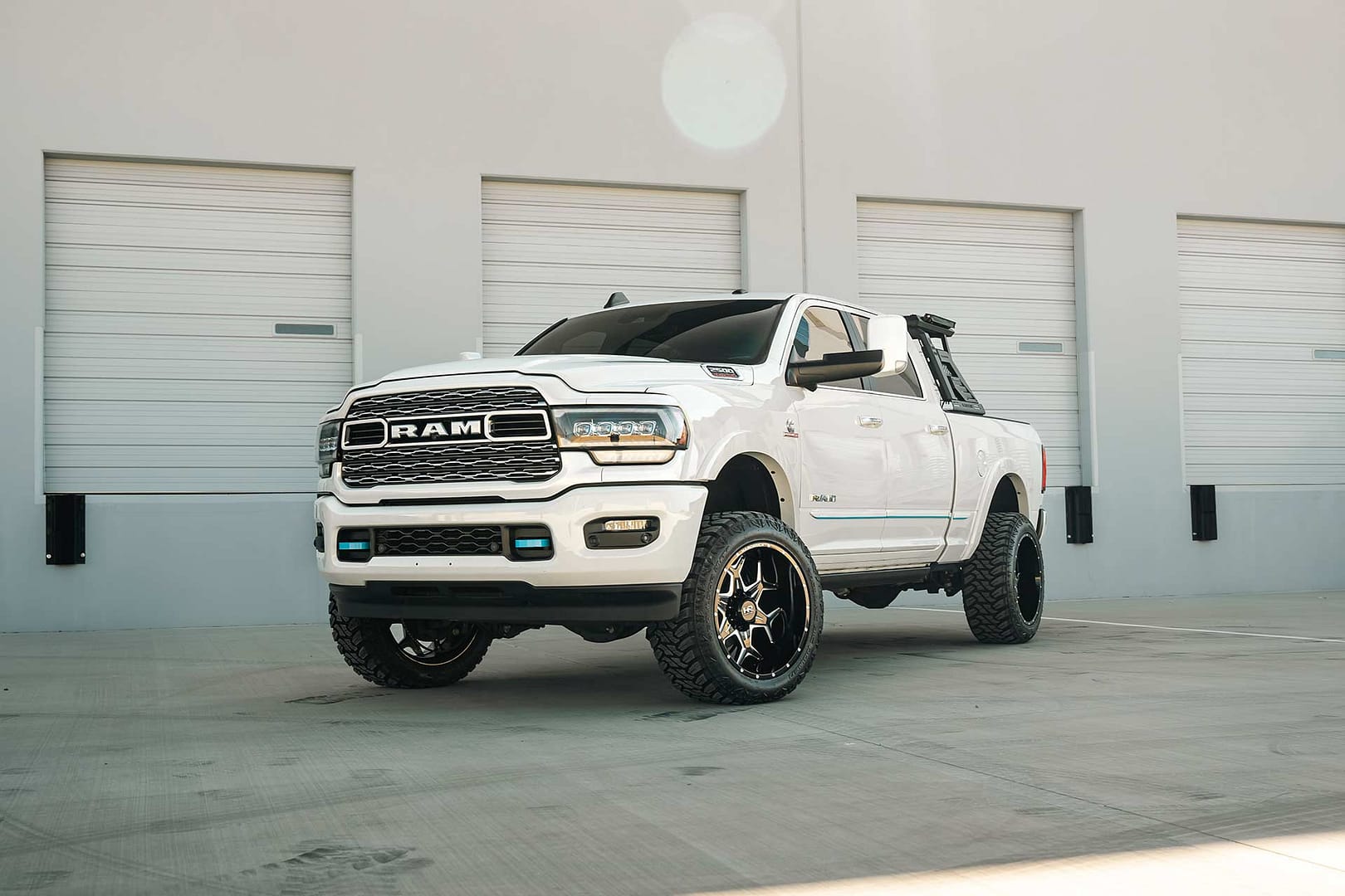 white-dodge-ram-2500-h507-1