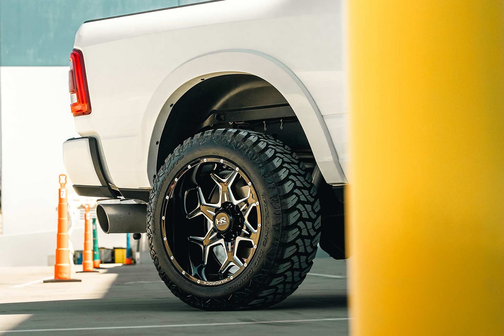 white-dodge-ram-2500-h507-3