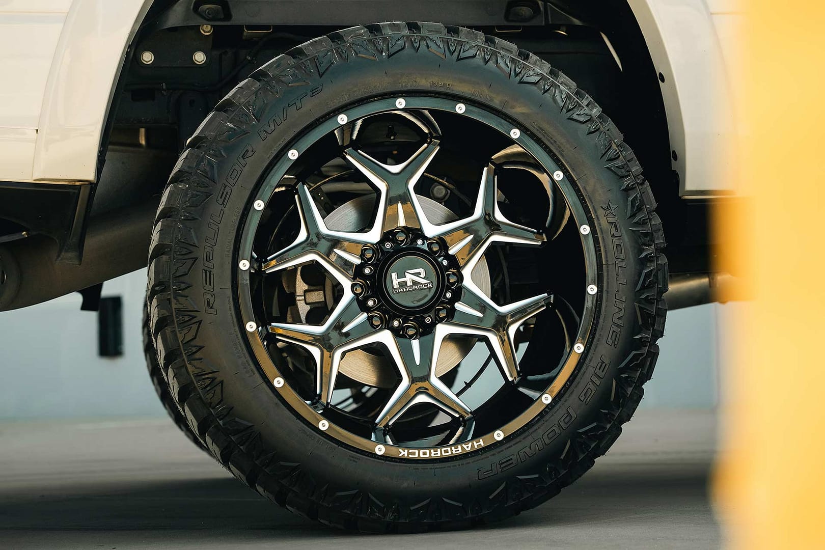 white-dodge-ram-2500-h507-4