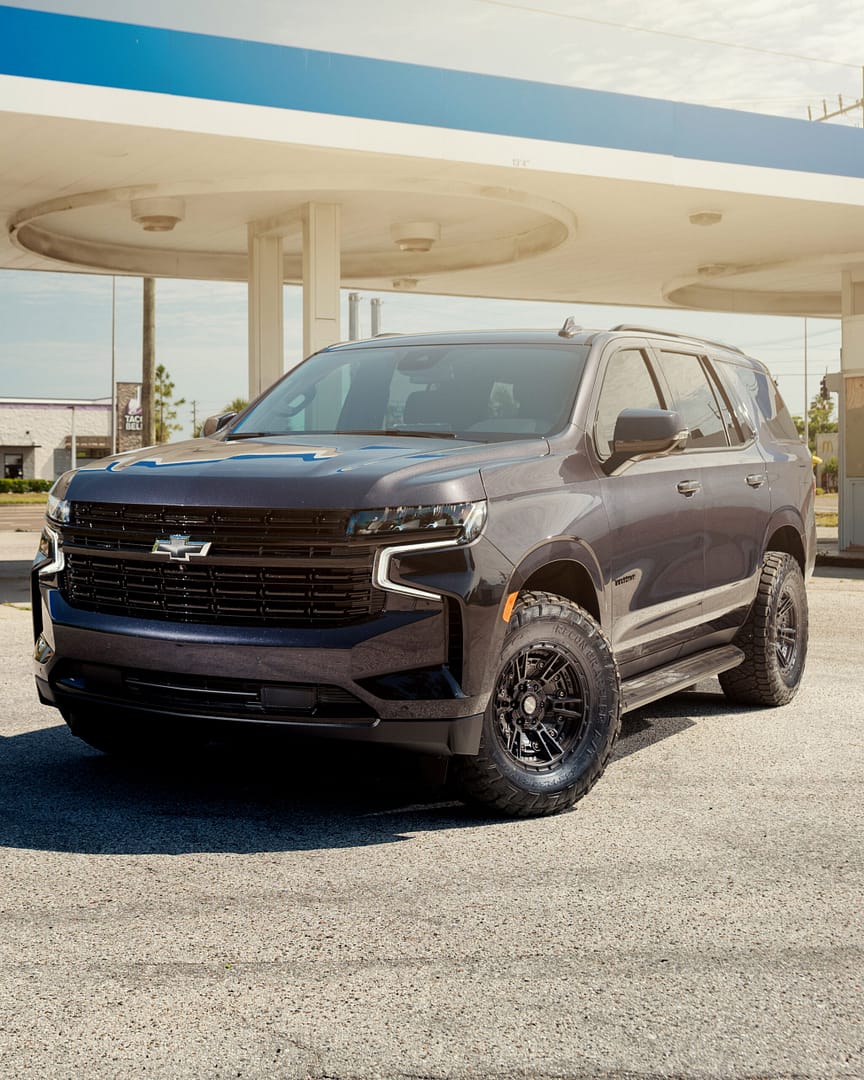 CHEVROLET-TAHOE-RIMS-4PLAY-WHEELS-4PS01-17X9-33X12.5X17-NITTO-TIRES-STOCK-SUSPENSION-1-scaled