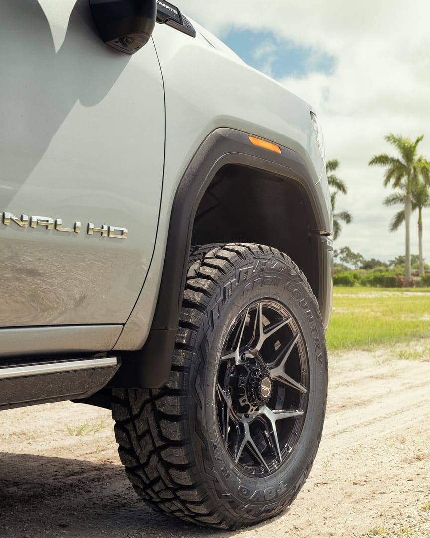 gmc-sierra-denali-3500-hd-4play-wheels-4p06-20x9-0-et-295x65x20-toyo-tires-3-scaled