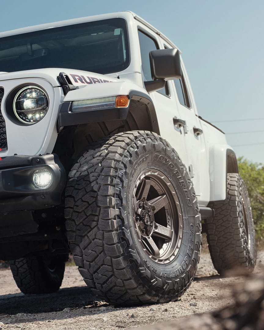 jeep-gladiator-4play-wheels-4ps63-rims-17x9-35x12.5x17-tires-stock-suspension-1-scaled