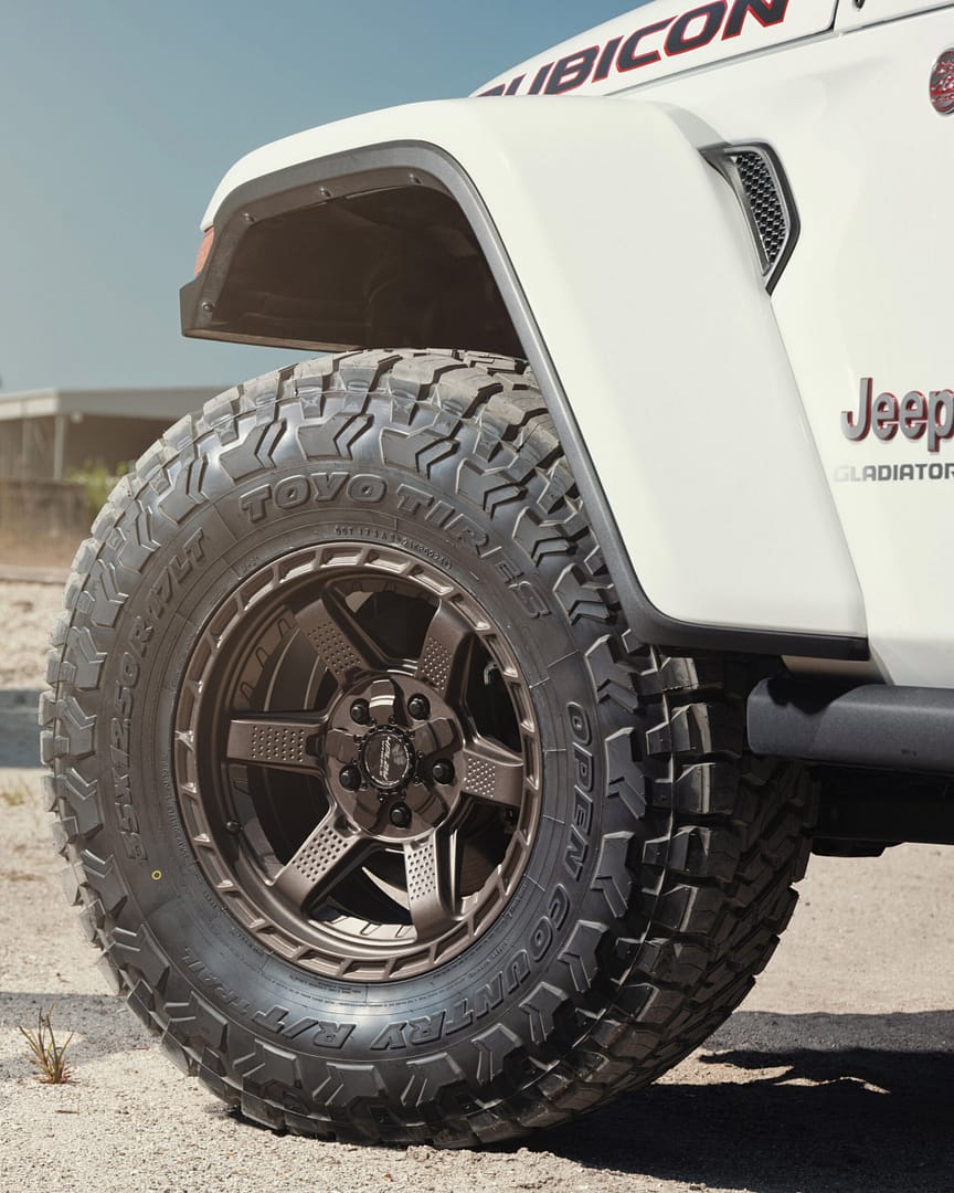 jeep-gladiator-4play-wheels-4ps63-rims-17x9-35x12.5x17-tires-stock-suspension-4-scaled